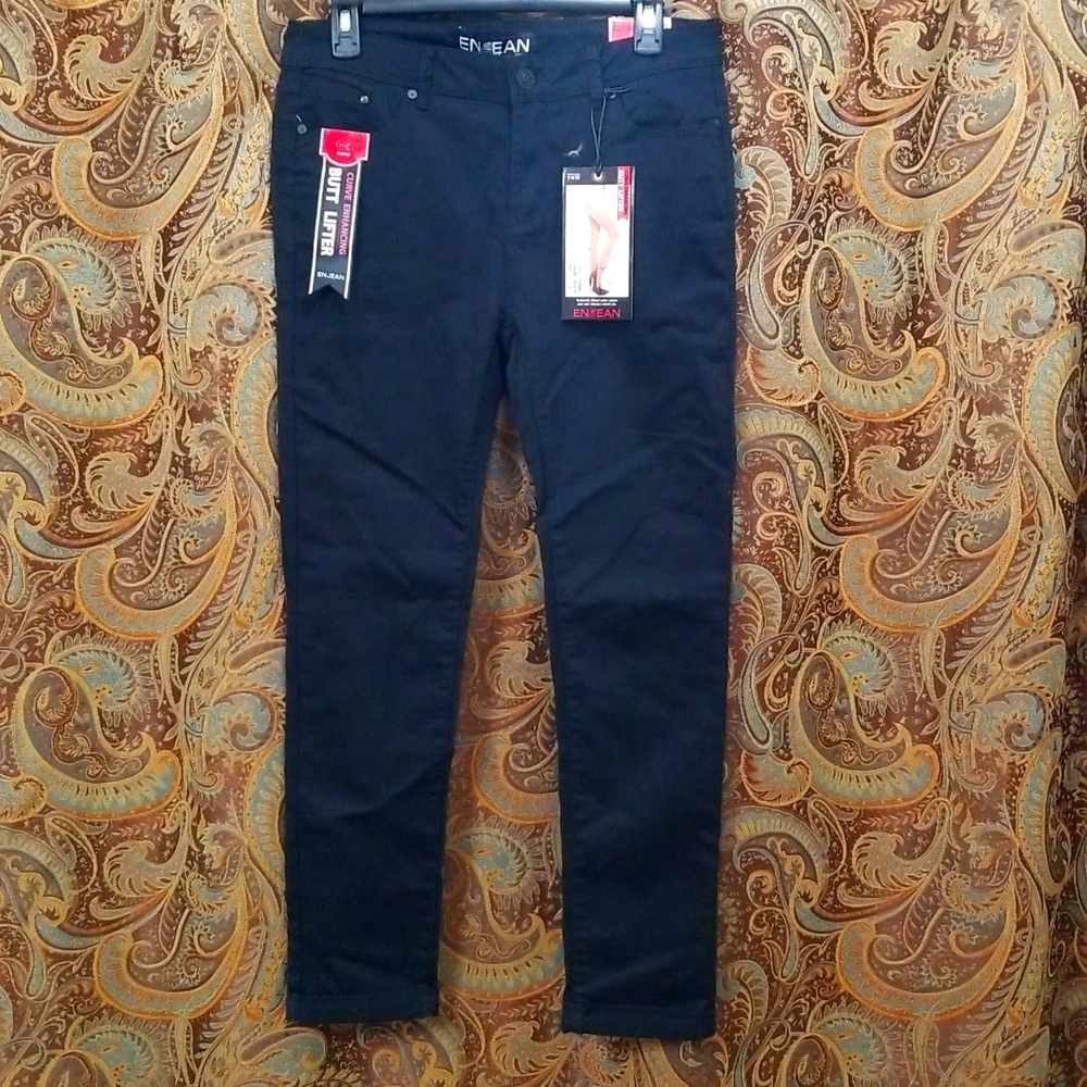 Black Butt Lifting Cuffed Jeans